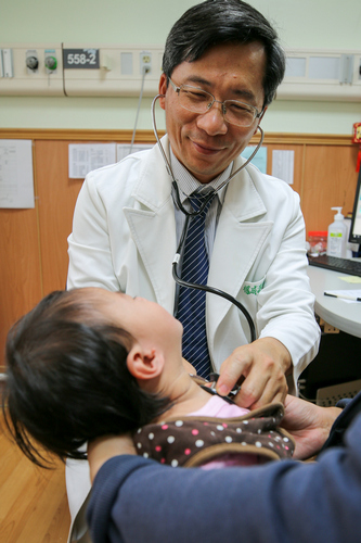 今年八月開始，腦麻病童欣欣在花蓮慈濟醫院中醫兒科主任楊成湛門診接受針灸、中醫捏脊按摩、中藥配合復健的中西醫合療模式，治療三個多月後肌張力異常與肢體協調性有明顯進步，同時食慾差與便祕也改善許多