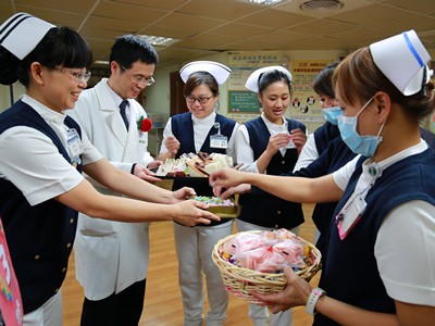 傳遞歲末的感恩祝福　「溫馨下午茶」全院走透透