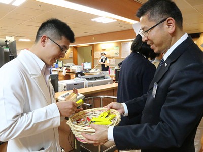 傳遞歲末的感恩祝福　「溫馨下午茶」全院走透透