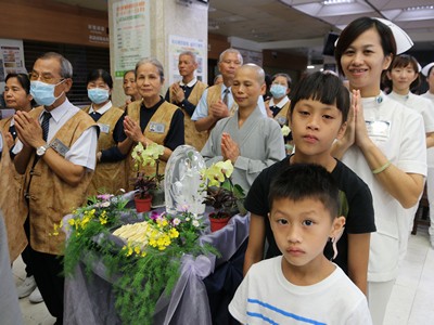 溫馨五月病房浴佛　同霑法喜誠發願