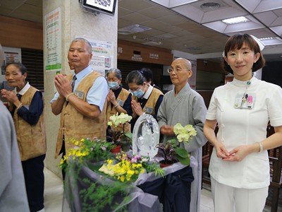 溫馨五月病房浴佛　同霑法喜誠發願