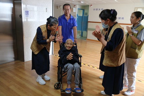 百歲人瑞的慈悲因緣 高雄方師傅麵包陣飄香