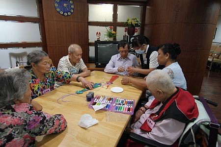 輕安居阿公阿嬤彩繪領帶　歡度父親節