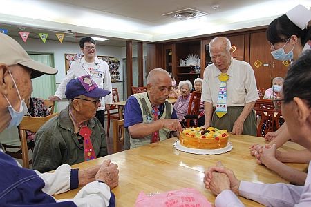 輕安居阿公阿嬤彩繪領帶　歡度父親節