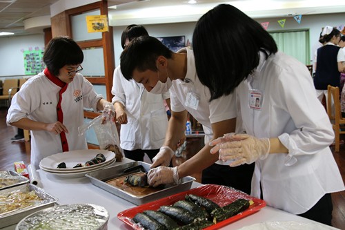 輕安居快樂餐ＤＩＹ　阿公阿嬤動手、動腦呷健康