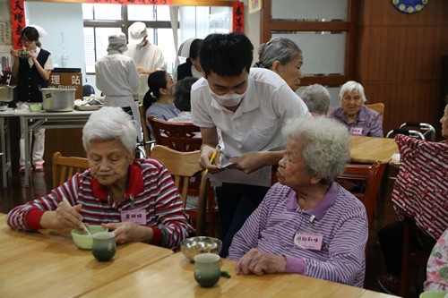 輕安居快樂餐ＤＩＹ　阿公阿嬤動手、動腦呷健康