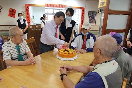 輕安居阿公阿嬤彩繪領帶　歡度父親節