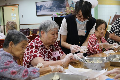 輕安居快樂餐ＤＩＹ　阿公阿嬤動手、動腦呷健康