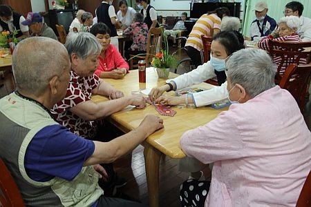 輕安居阿公阿嬤彩繪領帶　歡度父親節