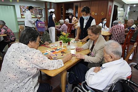 輕安居阿公阿嬤彩繪領帶　歡度父親節