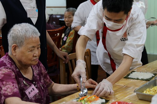 輕安居快樂餐ＤＩＹ　阿公阿嬤動手、動腦呷健康