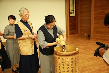 募心傳愛聚福緣　誠心祈願送祝福