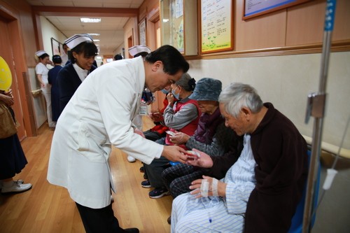 2018/12/26花蓮慈濟醫院日誌——歲末感恩添暖意　歡喜午茶好幸福