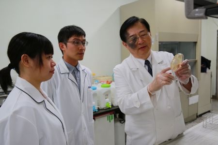 噬菌體對抗超級細菌　陳立光獲國家新創獎