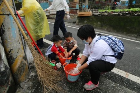 歲末溫馨送暖　花蓮慈院居家關懷大掃除