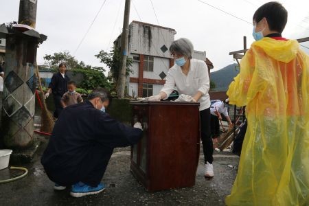 歲末溫馨送暖　花蓮慈院居家關懷大掃除