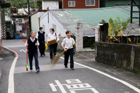 歲末溫馨送暖　花蓮慈院居家關懷大掃除