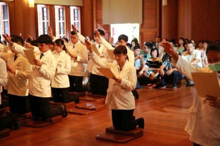 承擔責任不忘初心　花蓮慈院暨慈濟大學實習醫學生受袍