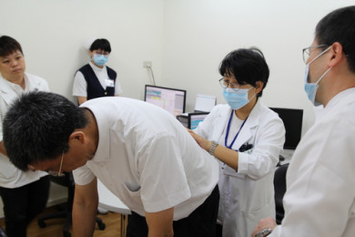 引導年輕醫師觸診，羅明江醫師指出到花蓮來，分享醫理與臨床經驗，也是他到花蓮慈院的目的之一