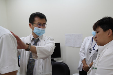 羅明江醫師診治病人過程，邊教學
