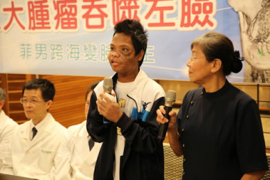 原本的麥可都用一塊布遮住臉不敢見人，如今面部恢復平整，他也終於露出難得的笑容。他除了感謝家人的付出，也感謝證嚴法師創辦花蓮慈院，醫師、護理人員的治療，還有治療期間志工的陪伴