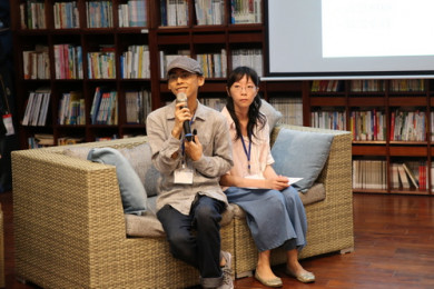 《不再沉默》作者陳潔晧(左)與同為《蝴蝶朵朵》的共同作者徐思寧(右)，介紹預防性侵繪本的運用