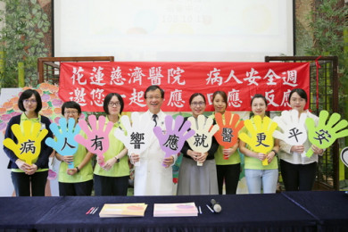 醫務秘書李毅(左四)與品管中心團隊宣導病人安全週