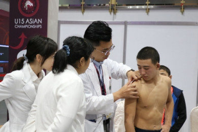 哈薩克選手趁休息時接受中醫師調理