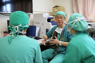 花蓮慈濟醫院副院長陳宗鷹(左)，正為慈大醫學系六年級學生講解麻醉科醫師在手術室的工作內容
