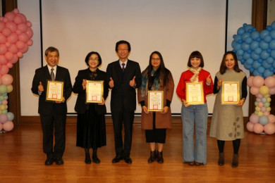 花蓮縣衛生局局長朱家祥(左三)頒發獎狀表揚東區5家醫療網輔導機構