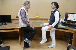 花蓮慈院整合式照護門診個案管理師宋美惠(右)，針對需要加強的部分，訂定專屬的照護計畫、防跌倒運動及衛教。