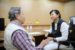花蓮慈院整合式照護門診個案管理師宋美惠(右)，為林先生做周全性評估包含營養評估、老年憂鬱測量、簡易智能測驗，及測量日常生活活動功能。