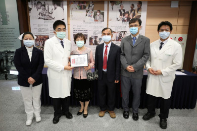 花蓮慈院副院長羅慶徽、何宗融與護理部主任鍾惠君代表接受捐贈，並送上感謝狀。
