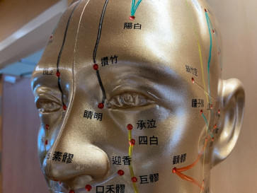 眉尾附近的「絲竹空穴」、「太陽穴」以及眼下的「承泣穴」，每個穴位按壓約5至8秒後放開，持續數次後將能舒緩眼睛疲勞
