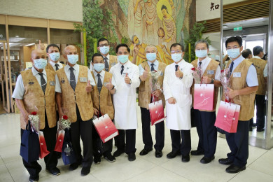「歡迎志工爸爸、媽媽回家！」花蓮慈濟醫院醫師、護理師、醫技、行政等等同仁，六月八日上午九時在門診大廳，熱情歡迎第一梯次來自北區四十位的醫療志工。