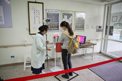 慈濟醫療志工相別九十七天，再度回到醫院，更要發揮志工的精神「臉要笑、嘴要甜、腰要軟、手腳要快、眼睛要明亮」來服務病人及家屬。