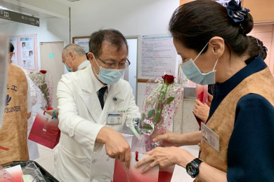 花蓮慈濟醫院院長林欣榮（左）、副院長吳彬安（右）、許文林帶領團隊，致贈大愛防疫套鏡護目罩組以及充滿愛的玫瑰花，歡迎醫療志工再度「回家」服務。