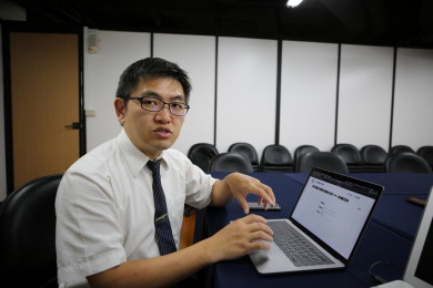 健保署東區業務組組長李名玉(左)感謝花蓮慈院承辦，與慈科大(右為郭又銘教授)共同開發「花東醫事人員媒合平台」。