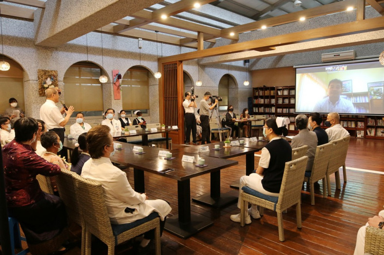 因新冠肺炎疫情無法親自來台的寮國占巴塞省衛生廳廳長萬那賽，也透過視訊連線感謝慈濟基金會及花蓮慈院的醫療團隊，讓板太太及小班克重獲新生