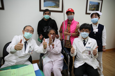 在放射腫瘤科許文林副院長的照顧下，板太太完成三十三次的放射線治療