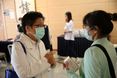現場民眾反應熱烈，健康座談結束後，民眾繼續排隊問問題，賴宇軒醫師悉心的為每位民眾解說