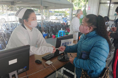 花蓮慈院首創行動負壓採檢站，不需要直接接觸到看診民眾，就可以完成包含抽血在內等許多檢體的採集工作