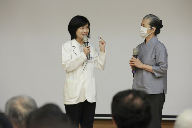防疫工作是一場不容輕忽的持久戰，花蓮慈院更加強推動「素食」生活理念，護生護心護健康，由營養科主任劉詩玉(左)與慈濟醫院志工顏靜曦(右)分享如何推素勸素落實防疫健康新生活