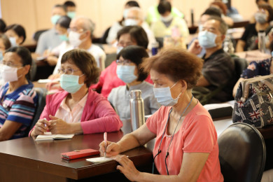 社區身心科主任李浩銘醫師（左圖）分享「在記憶裡迷路的靈魂」