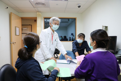 正式OSCE前，考官與標準化病人討論劇本達到共識