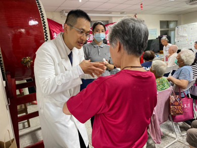 張群明醫師向社區長者民眾分享乳癌治療