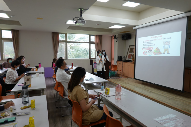 花蓮慈濟醫院呼吸治療師陳宜榛示範肺部復原運動