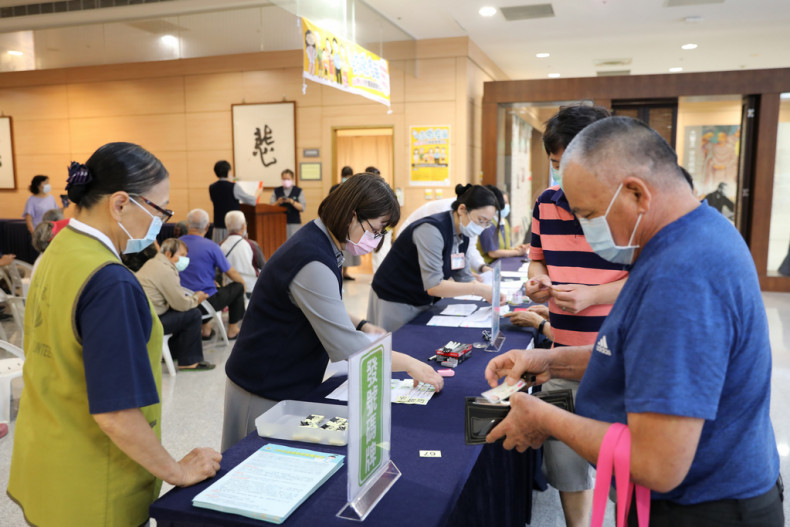 施打疫苗第一天，醫事室團隊多條動線受理長者報到。