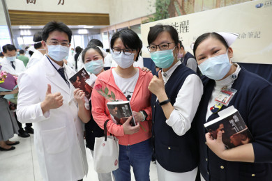 小穎(中)也很感恩照護她的中醫副院長何宗融(左一)、護理部主任鍾惠君(左二)、專科護理師王宜芬(右二)、神經內外科護理長余佳倫(右一)