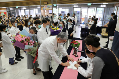 花蓮慈濟醫院林欣榮院長的第二本著作《能醒能走-林欣榮教授的腦醫學救命筆記》新書簽名會大排長龍
